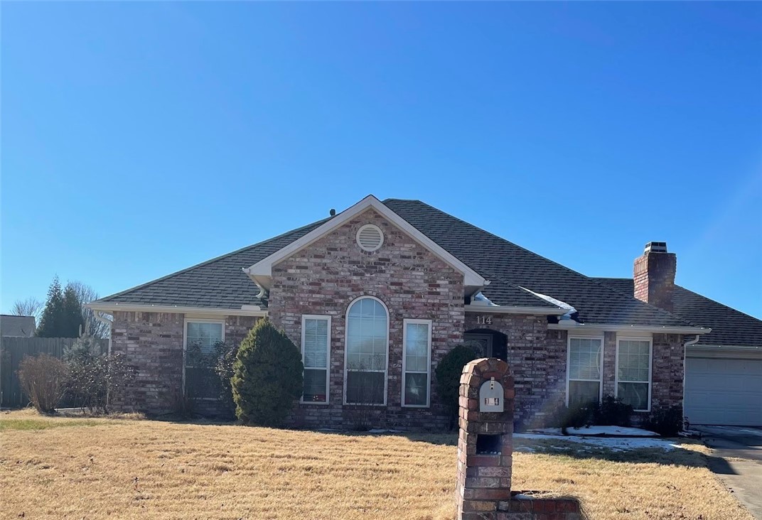 3/2 1,854 sqft home in the heart of Bentonville. Ride your bike or walk the stroller over to Memorial Park to watch a ball game. Half a mile to I49.