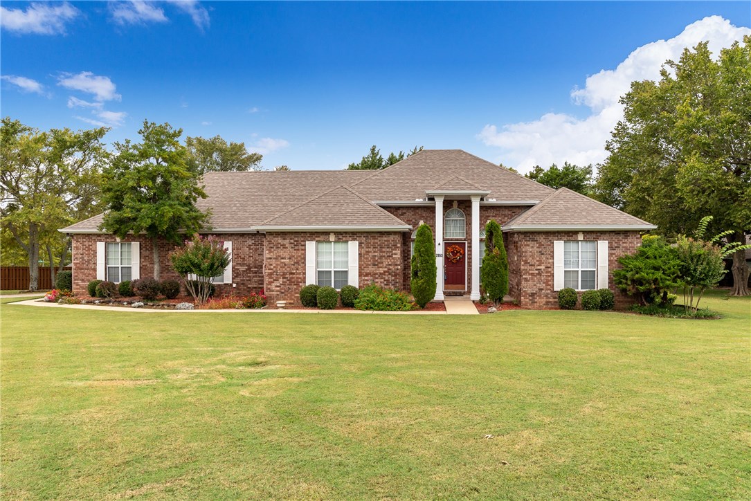 Do you enjoy the Fayetteville Country Club & want to live close by? Now's your chance to make that dream a reality! 3 bedroom, 2 1/2 bathroom home overlooking the Club. Wonderful high ceilings, a floor plan that flows very well, a great back deck, nice yard, and a two car garage. This desirable neighborhood is one of Fayetteville's best kept secrets so don't think on it for too long.
