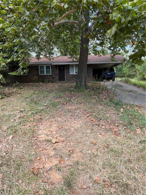 3 bathroom 1.5 bath house on 1/2 acre lot located in the heart of the River Valley. House need a little updating but has lots of potential. Newer roof. Property located close to the Arkansas River, walking trails, and biking trails