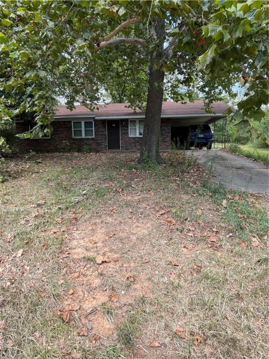 3 bathroom 1.5 bath house on 1/2 acre lot located in the heart of the River Valley. House need a little updating but has lots of potential. Newer roof. Property located close to the Arkansas River, walking trails, and biking trails