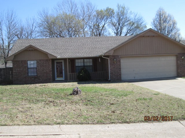 Nice well built home in a good location. Close to parks, schools and all of Siloam Springs Amenities!