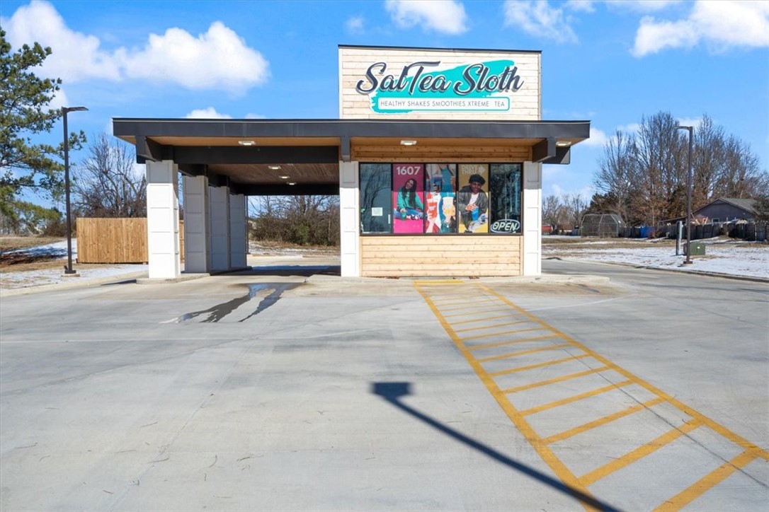 Highly visible location in Rogers. Property was constructed in 2024 and is currently operated as a SalTea Sloth. This listing includes the real estate and, the SalTea Sloth Franchise and all equipment needed to operate the business successfully. This building was designed to be a full time drive through operation with walk-ins. Steel beam constructed building, TPO roof and inside has polished concrete floor that all give it a modern touch. Very attractive property in great location in Rogers. Find Franchise information at https://salteasloth.com/pages/franchise?srsltid=AfmBOoqoKhoN3ZM-GG1dTlBtxGXELlhfygx7GgxmN__S81NGFO5_K3s8