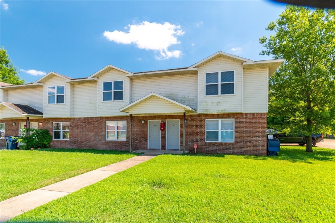 Wonderful 1,688 sq. ft. 3 bedroom, 2.5 bath, within walking distance of schools and water park. New flooring and paint; this one is ready to go! Refrigerator and washer and dryer included in rent.