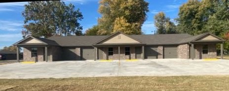 Beautiful 2 bed/2 bath available for rent in Gentry AR. Newer building with a 1 car attached garage. Range, dishwasher, microwave, washer and dryer included and landlord will provide yard maintenance.