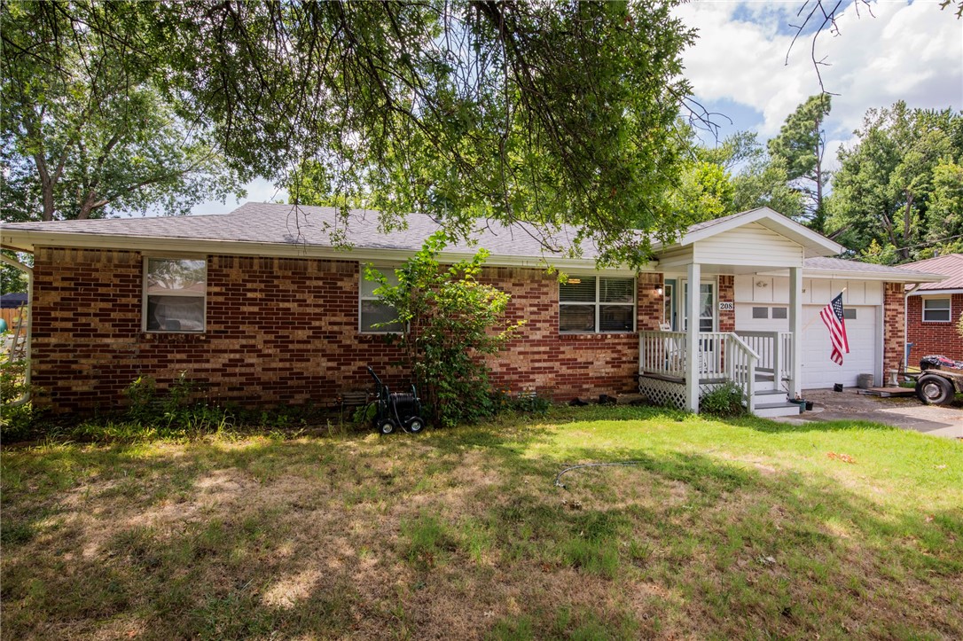 Walkable and bikeable property to the Bentonville Square and Thaden School!