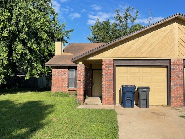 Well-maintained 2-bedroom, 1-bath duplex in a Rogers neighborhood. Features a spacious kitchen with updated appliances,, and a bright bonus room ideal for a home office or recreational room. Located minutes from schools, shopping, and dining, including Pinnacle Hills Promenade, Rogers Aquatic Center, and Beaver Lake. Easy access to I-49 for commuting. A perfect blend of comfort and convenience. **No pets allowed.**