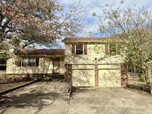 Western Hills home with over 1500sqft, 3 bedrooms with a possibility of a 4th bedroom, 2 full baths, dining room, and fireplace!! Fenced in back yard, covered back deck and outbuilding for additional storage.