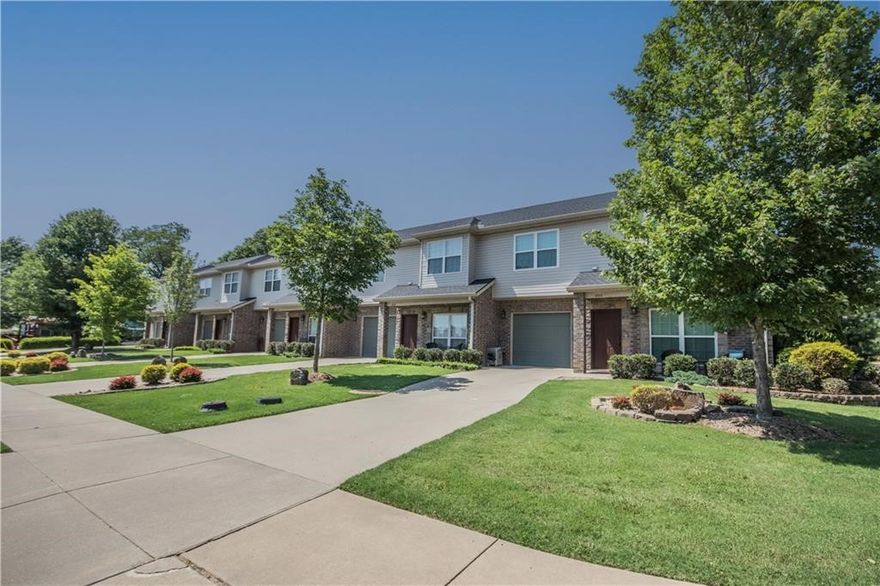 Discover this beautifully located 3-bedroom, 2.5-bath townhome in the heart of Bentonville! Just minutes from Downtown Bentonville Square and the new Walmart Home Office, this home puts you right where you want to be.
This two-level residence features stylish granite countertops, a mix of durable LVP and cozy carpet flooring, and a fenced backyard—perfect for relaxing or entertaining. Lawn care is included, so you can enjoy the outdoor space without the upkeep.
All bedrooms are conveniently located upstairs, offering privacy and a functional layout. Whether you’re commuting, dining out, or exploring the area, everything is just a short walk, bike ride, or drive away.
Move-in ready and offered unfurnished—this is your chance to enjoy comfortable living in one of Bentonville’s most sought-after locations!