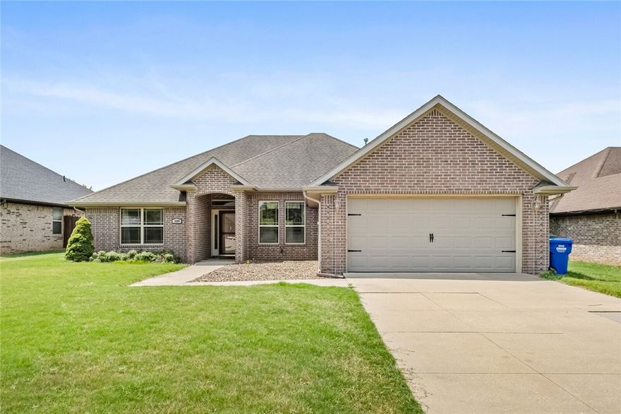 Located in the highly desirable neighborhood of Dixieland Crossing. This split floor plan has upscale touches throughout such as granite countertops in kitchen and bathrooms, stainless steel appliances, crown molding, large master bedroom and ensuite complete with stand up shower, jacuzzi tub and double vanity. Fully fenced, private backyard with shed.