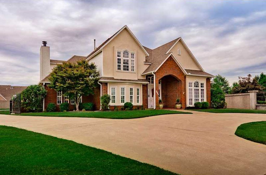 Pristine home sitting on 1.29+/- lush acres on fenced corner lot in Harber School District. Entertain
around the amazing heated salt water sport pool. Oversized kitchen features tons of granite, cabinets,
pantry, mudroom, island, wet bar and hearth room for relaxing. Living Room features floor to ceiling
windows for amazing natural light. All bedrooms have their own ensuite. Fml Office and DR. Brand new #1
white oak floors downstairs. Insteon security controls lights, doors, thermostat & 5 outdoor cameras