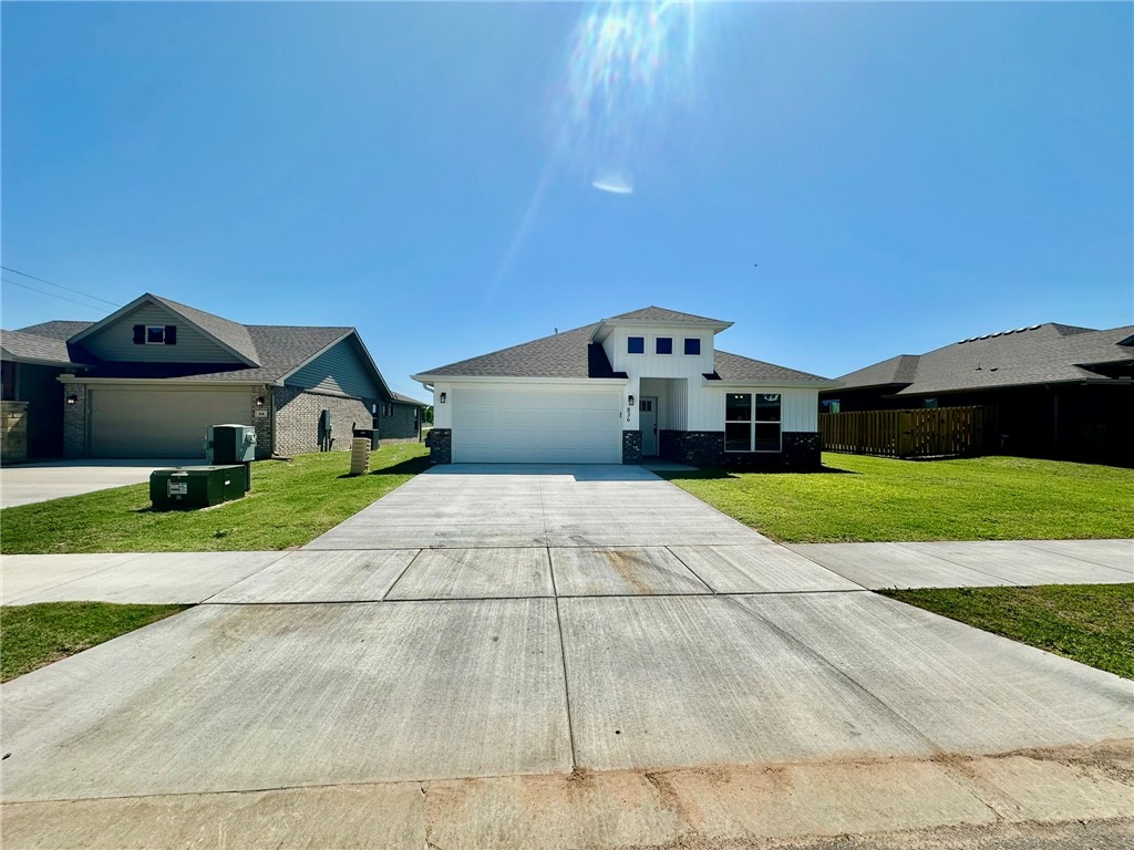 4-bed home at 836 Lewis St, Pea Ridge, AR! Enjoy an open layout with a spacious kitchen, pantry, and dedicated laundry off the oversized primary suite closet. Relax on the covered back patio. Close to parks, schools, downtown Pea Ridge, and just minutes from shopping and dining in Rogers and Bentonville. **$250 non-refundable pet fee per pet + $35 monthly pet rent per pet.**