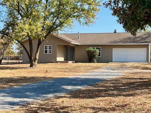 Rare find in this single family home rental sitting on a flat 2 acre lot in Bentonville! Just on the outskirts of town with quick access to I-49 being just a block away. Home is 3 bed and 2 bath, approx 1500 sq ft with a Fenced in back yard and 2 car garage.