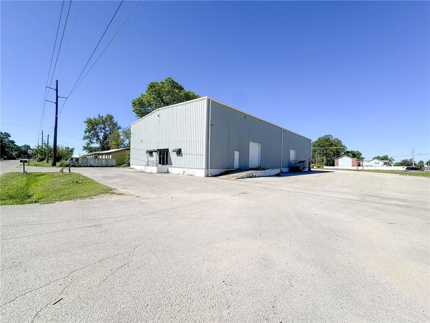 Warehouse/Flex/Office.  The building has 5 roll up doors and clear height of 22" at side steel beams.  Equipped with HVAC, near downtown Bentonville and easy access to I-49