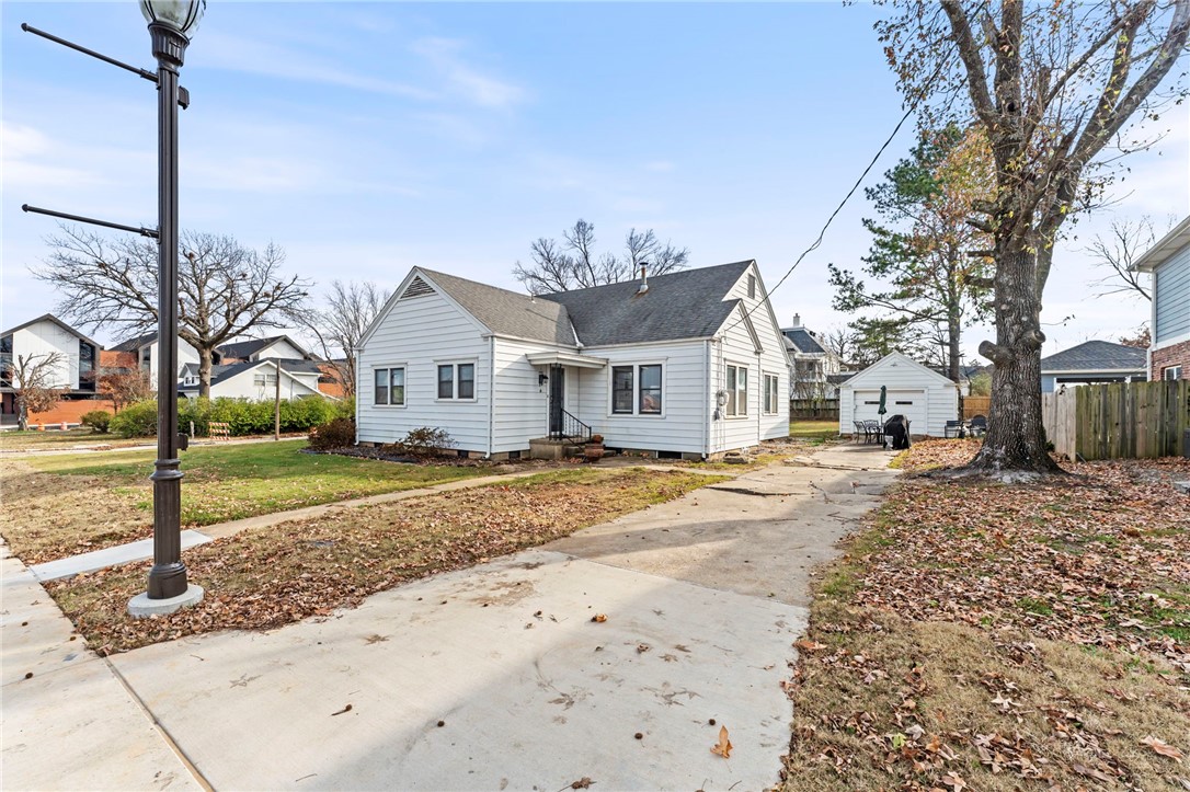 Main image without alt text