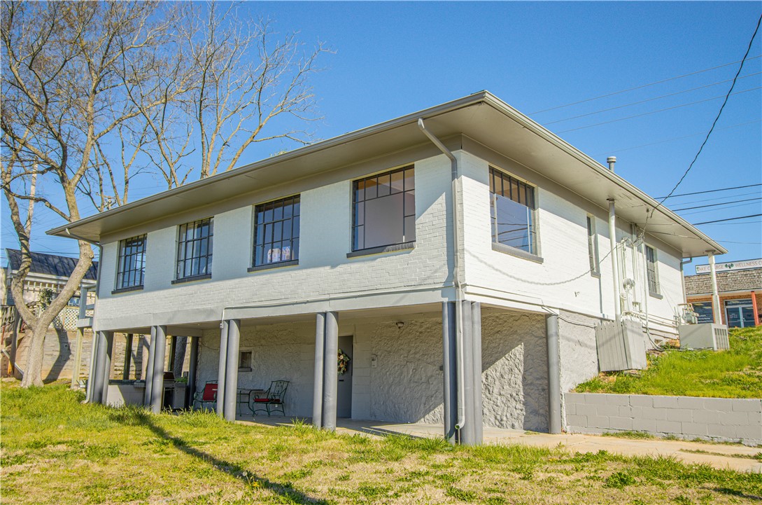 Beautiful commercial building in a prime location in Harrison, Boone County, Arkansas. The opportunities are endless with a reception area, waiting room, 2 bathrooms, and 7 offices. Building has a fully finished 2 bedroom apartment in the basement that is rented and sought after. Currently used as a hair salon but would make an amazing law office, medical clinic, retail space, or just about anything. Across the street from the hospital, grocery store and 4 blocks off of the historic downtown square. Don't miss out on this amazing opportunity. Updates include new HVAC in 2024, outside/inside paint 2024, Roof 2013, Interior popcorn ceiling removed and painted 2024.
