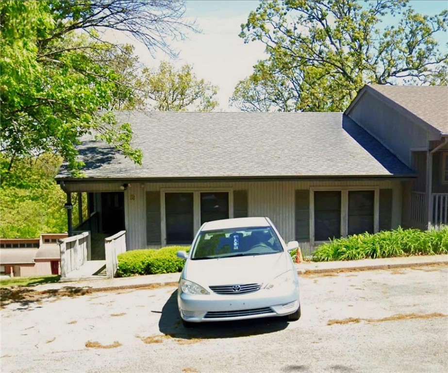 This end unit townhome is situated in the beautiful community of Bella Vista, boasting 3 bedrooms and 2 bathrooms. The property features 720 sq ft of unfinished walk out lower level space. The living area is spacious and features a wood burning fireplace, while the kitchen offers ample counter and storage space, accompanied by a dining room overlooking the green space. Conveniently situated for lake life enthusiasts, Lake Window is mere minutes away, providing opportunities for fishing, paddle boarding, kayaking, or simply taking in the views. Cycling enthusiasts will appreciate the nearby Tunnel Vision & Back 40 mountain bike trail. The POA includes access to Bella Vista's swimming pools, recreation centers, tennis courts, and 7 lakes.