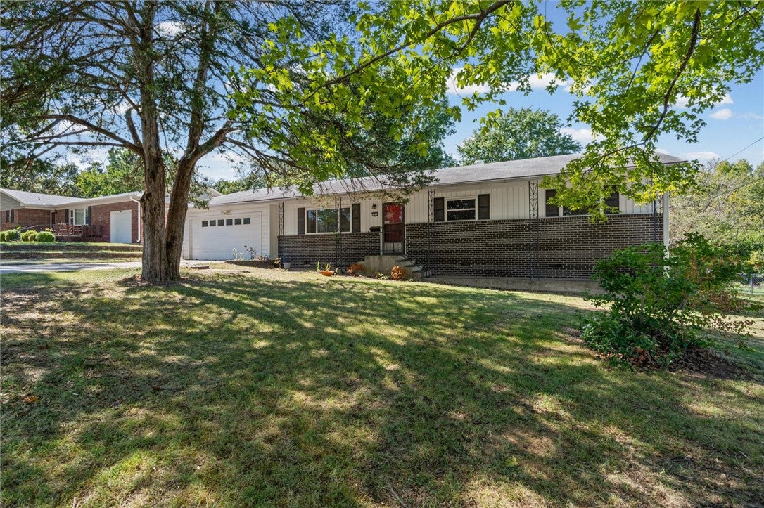 1833 N Woodland Avenue