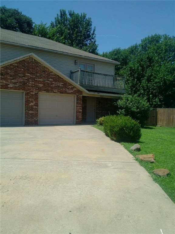 Great condo/townhouse in great location. 3 bedrooms, 2.5 baths, large fenced in backyard, balcony off front of unit, and a covered front porch. On U of A bus route.