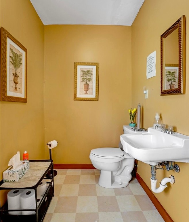 Main image without alt text