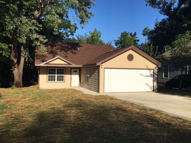 New construction close to historic downtown. Walking distance to new library, restaurants, shopping and schools. Builder is offering a three home warranty. Home includes a side by side refrigerator and washer/dryer and a 55" flat screen TV. Master suite offers double vanity and walk-in closet.