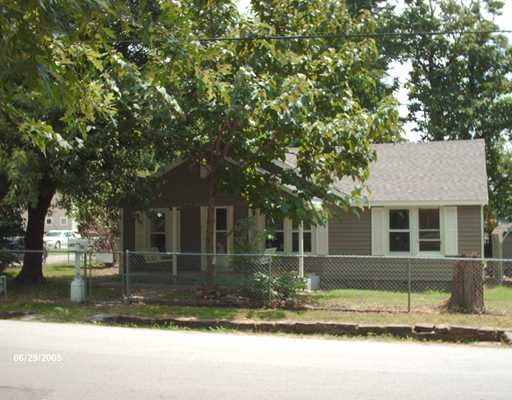 Nice home in south Fayetteville. Home features 3 bedrooms, 1 bath. Home is roughly 1300 sq ft. Laminate floors throughout and tiled in wet areas. Huge master bedroom, carport, and fenced in backyard to play in.