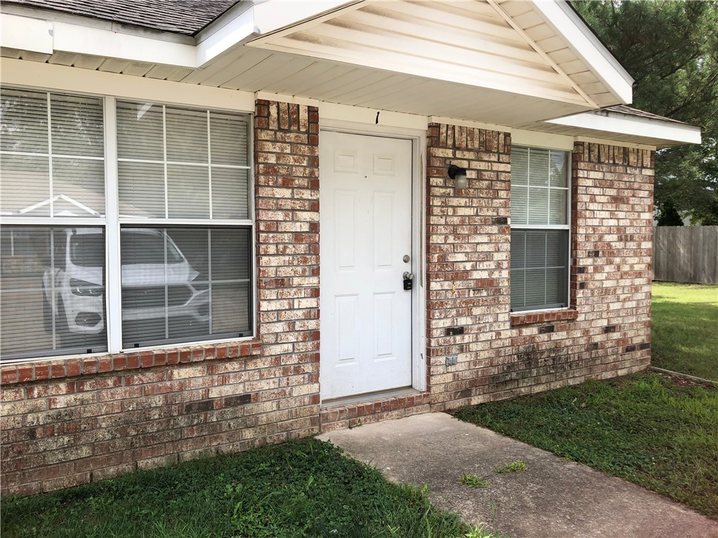Walk to downtown Bentonville, bike the trails or visit Crystal Bridges. Cute 1 bed 1 bath 4 plex is close to all that downtown Bentonville has to offer. Includes washer/dryer, refrigerator and water paid. Lawn care included as well.
