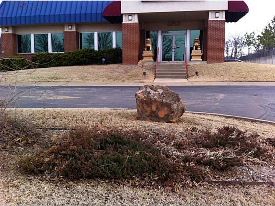 Turn key high volume restaurant right in the middle of red hot MLK BLVD. Property is 1.5 MOL acres and could be redeveloped.