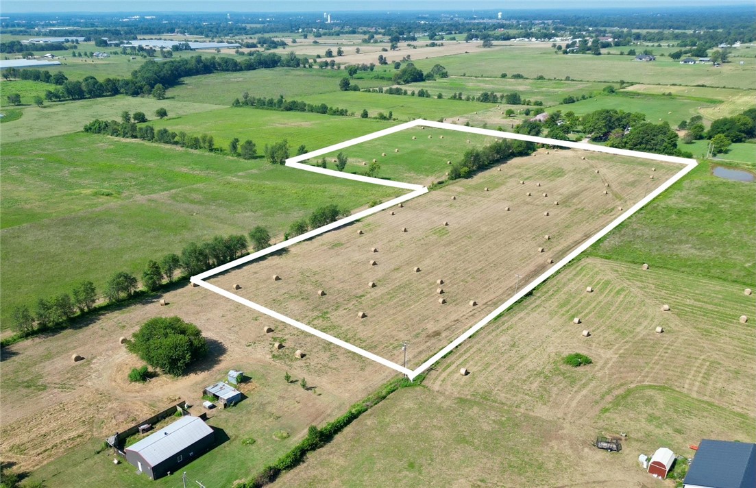 10± ACRES off OāNeil Road ā rural, outside city limits with excellent development potential. Mostly open & flat ground; ideal for hobby farm and/or building your dream home. Also has a 34x60 pole shed on west end of property.
Adjoining house and 3 +/- acres located at 13801 O'Neil Rd. also available. See MLS 1317323