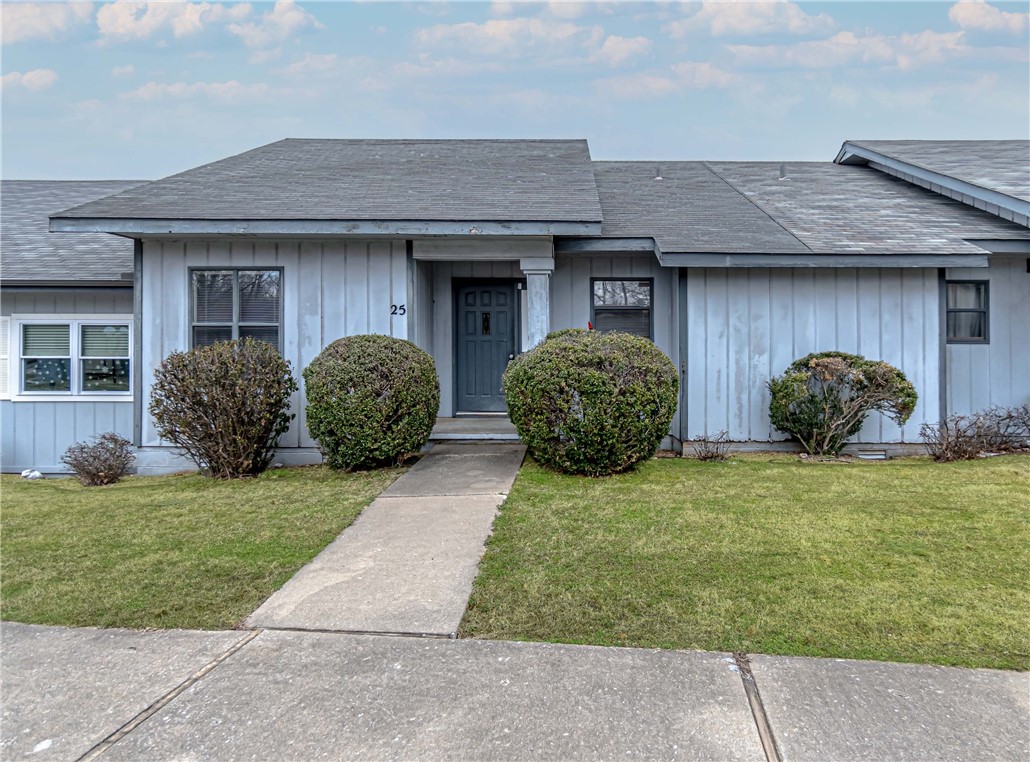Well kept Bella Vista property with a view!