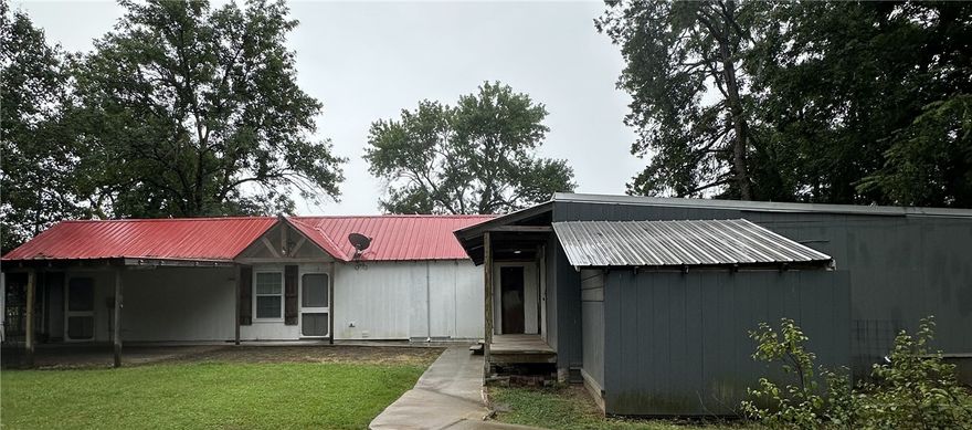 Versatile Home with Workshop Space!!!Discover this charming property that combines living and working areas! It features a compact kitchen, a spacious living room for gatherings, and a tranquil bedroom with a walk-in closet and cozy nook area.Perfect for entrepreneurs or creatives, this home offers a unique opportunity to pursue your passions. Don't miss out on this one!!