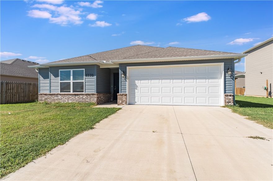 Welcome to your next home! This 4 bed, 2 bath home is nestled in a cute newer neighborhood. Close to shopping, dining, and major highways for an easy commute. Located 15 minutes to Walmart Headquarters. Nice open plan with plenty of room, Jack and Jill bath, stainless steel appliances, roomy pantry, refrigerator, washer and dryer included. This is a must see!