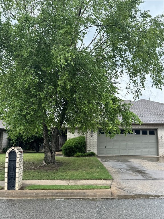 Welcome home to this quaint split floorplan 2 bed 2 bath townhome in a pristine neighborhood centrally located in the heart of Fayetteville. Located in established North Heights S/D. Easy access to I-49, 71B, Washington Regional Hospital & UA Bus Route! Amenities include: open living/dining area, laminate wood flooring & ceramic tile in main living areas, wood blinds, custom shelving in guest closet, gas log fireplace in living & charming fenced backyard w/ patio ideal for entertaining. Newly painted garage door & low maintenance exterior due to POA.
