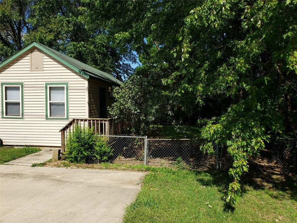 Cozy one bedroom duplex freshly painted and new carpet. Fully fenced in backyard and easy access to I-49 or the U of A campus. Refrigerator provided.