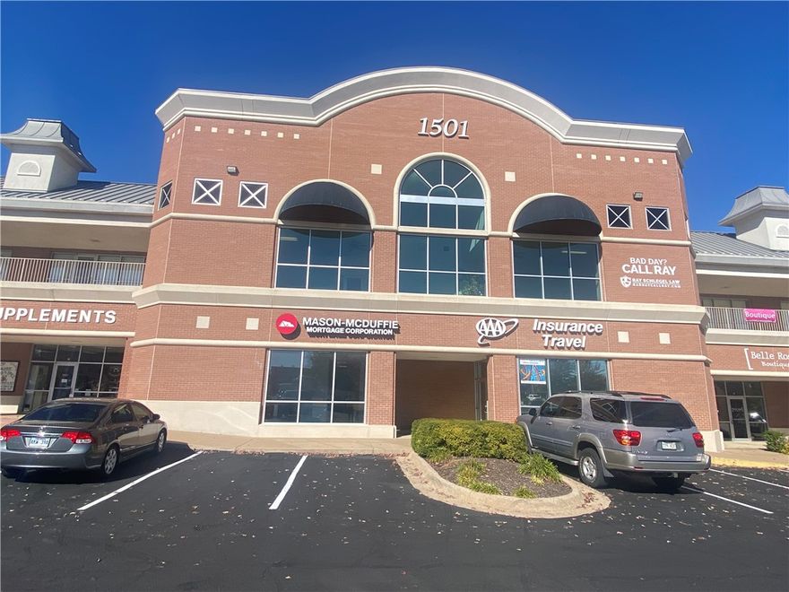 Discover premium retail and office space at Park Place Plaza, a well-maintained center offering excellent visibility on Bentonville's bustling Walton Blvd with an impressive 35,000 VPD. This location boasts close proximity to I-49, making it easily accessible for customers and clients. Flexible floor plans are available, including open workspaces, private offices, and large meeting rooms, catering to a variety of business needs. Tenant improvement allowances are negotiable, providing an opportunity to customize your ideal commercial environment.