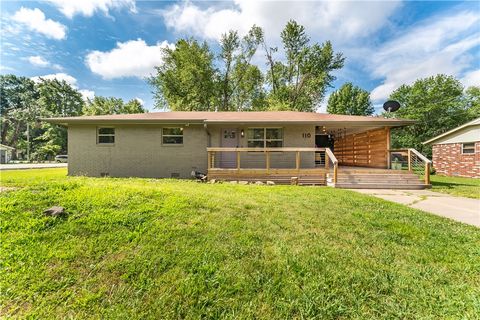 Photo of 110 SE 11th Street, Bentonville, AR 72712 (MLS # 1335149)