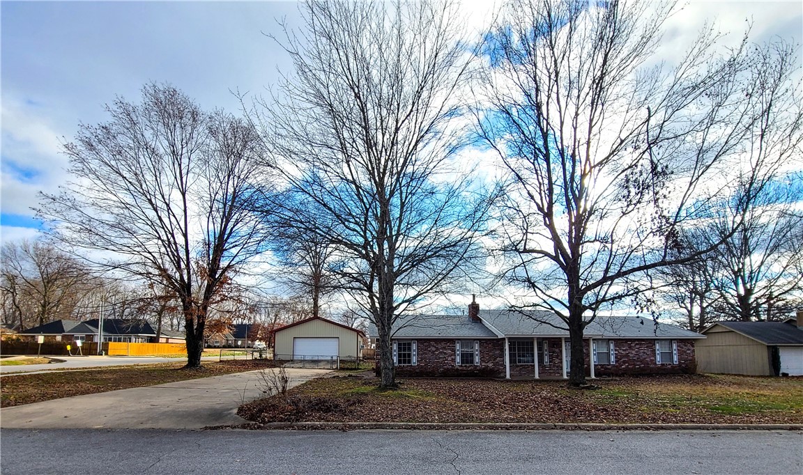 ATTENTION VETERANS/MILITARY FAMILIES. ASK US ABOUT ASSUMSABLE MORTGAGE. 2.99% APR WITH APPROVAL!
3 bedroom 3.5 bath. 2 Primary suites. House features vaulted ceilings & wood burning fireplace in LR, large open Living/DR/Kitchen floor plan, granite countertops, double ovens, breakfast bar, gas cooktop, ceramic tile, and updated LVP flooring. Tons of closets! Side entry with 1/2 bath allows for an in-home office or small business. RV hookup. 900sf heated/ cooled insulated shop bldg. Mature shade and fruit trees on large corner lot. Within walking distance to all PG school. Directly across from PG Elementary. Water heaters replaced in 2023. Roof replaced in 2018.