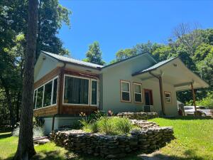 One of a kind property with end of the road privacy overlooking the Buffalo River Valley, feels like you can see forever from the sunroom of this home. 1BR 1BA 1,160 sg ft, 24x28 h/c detached garage. You will think you have driven into a well manicured park as you arrive at the home. Large bluffs on the west side of the property, home sits below the well known Needles Eye. Custom built Hickory cabinets, open floor plan, home has been designed to easily be added onto if a new owner wishes, all stainless steel appliances convey. Enjoy the woodburning stove on those cool nights, and the seller says it feels like you can walk on the clouds as the fog comes off the river in the mornings. Very well built and efficient home, elec avg $65-$75 Near the new Johnny Morris Dogpatch development.