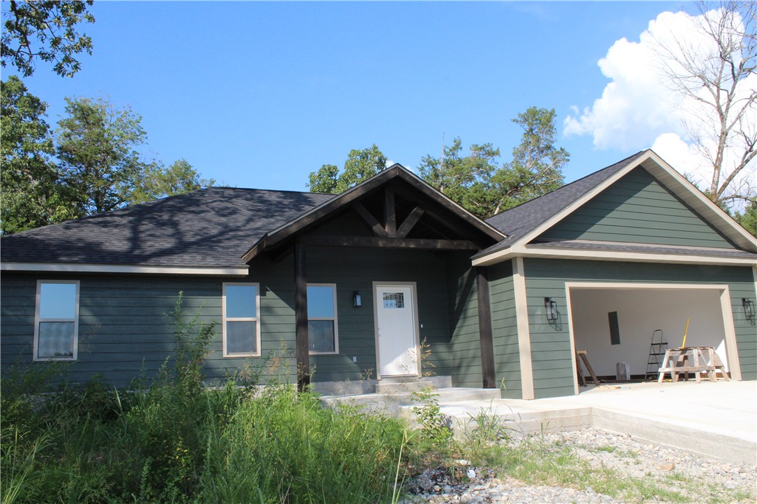 Just waiting on you is this new build featuring an open floor plan, spacious split bedroom layout, walk in closet, pantry, vaulted ceilings and much more. New appliances including refrigerator, electric range, microwave and dishwasher come with this home. Enjoy the being at the end of the cul-de-sac, privacy fence and only minutes from town, Bull Shoals Lake and White River.