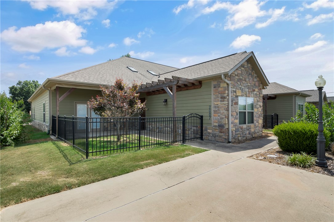 Welcome to 2007 S Dixieland Rd, a well-maintained home in the heart of Rogers! This property features 3 bedrooms and 2 bathrooms with an open-concept living area that flows seamlessly into the kitchen and dining space. The kitchen offers plenty of cabinet space, modern appliances, and a cozy breakfast nook. Enjoy low-maintenance outdoor living with a manageable yard and patio area. Conveniently located near shopping, dining, entertainment, and easy access to I-49 and Pinnacle Hills. Zoned for Rogers schools and move-in ready ā this home blends comfort and convenience in a prime location!