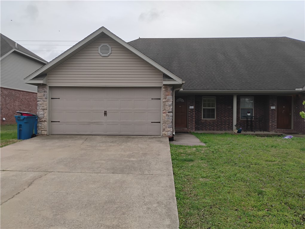 Charming 3-bedroom home, perfectly situated just minutes from Osage Park. This pet-friendly residence offers an optimal location for work, shopping & dining, and entertainment.
Front photo of the property is for unit 1. Unit 2 is for rent. Units are identical.
Key Features:
Prime Location:
Minutes away from Osage Park.
Walking distance to Osage Elementary School and nearby amenities.
Only 15 minutes from the Walmart home office.
Easy access to both Bentonville and Centerton for shopping, dining, and commuting to work.
Interior Details:
3 spacious bedrooms
2.5 bathrooms
1300SqFt of heated space
Washer/Dryer set, stove, microwave, and dishwasher included for easy and fast move-in.
