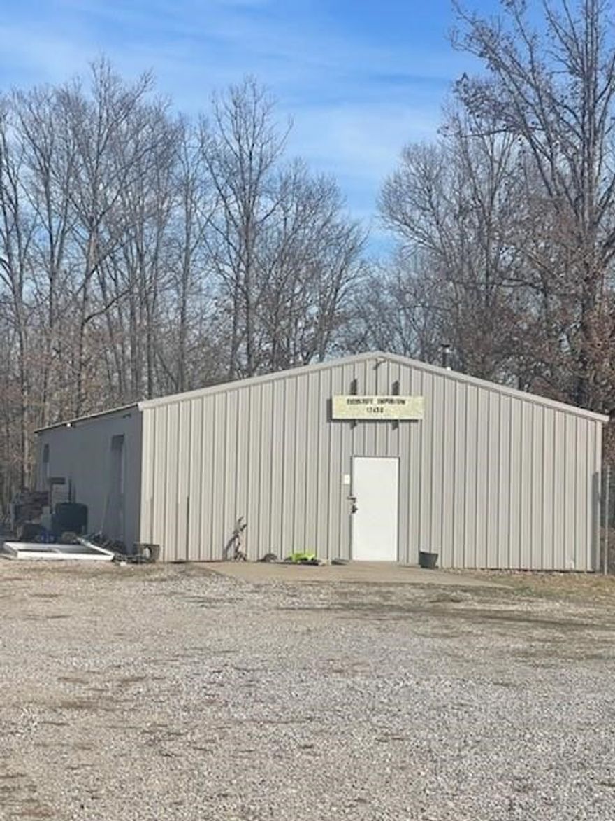 Secure 3000 sqft. Warehouse for lease on Hwy 94 in Pea Ridge immediately before the Missouri border. Two rollup doors, fenced 2.91 acre yard. Available January 1, 2026. Great property for Estate Sales, Moving company, Boats and RV storage business, or many others. Near BACK 40 Trail & Bella Vista.