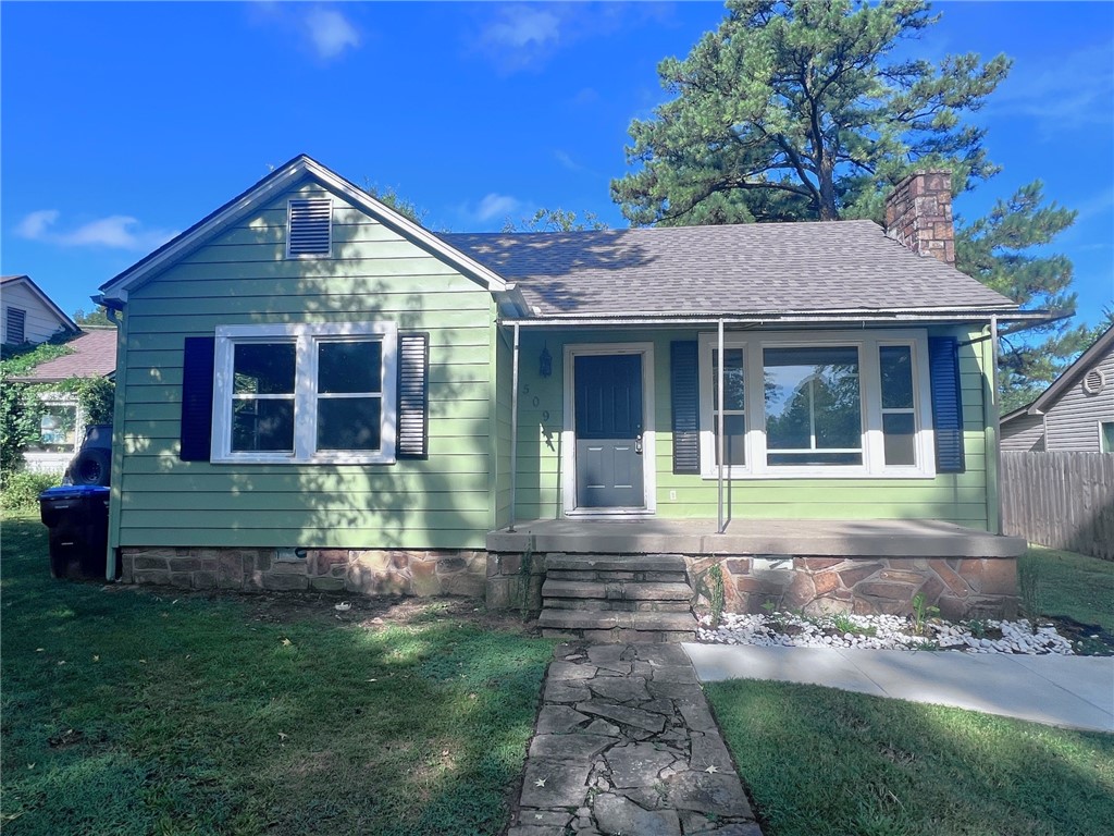 Nice updated and move in ready home!! Freshly painted, new ceiling fans and fixtures. 2 pane vinyl windows that tilt in for cleaning. Lots of natural light. Roof replaced in 2022. Beautiful kitchen and bathroom, new concrete driveway and is behind Park Elementary !! Enjoy the convenience of being close to shopping, dining and everything Fort Smith has to offer.