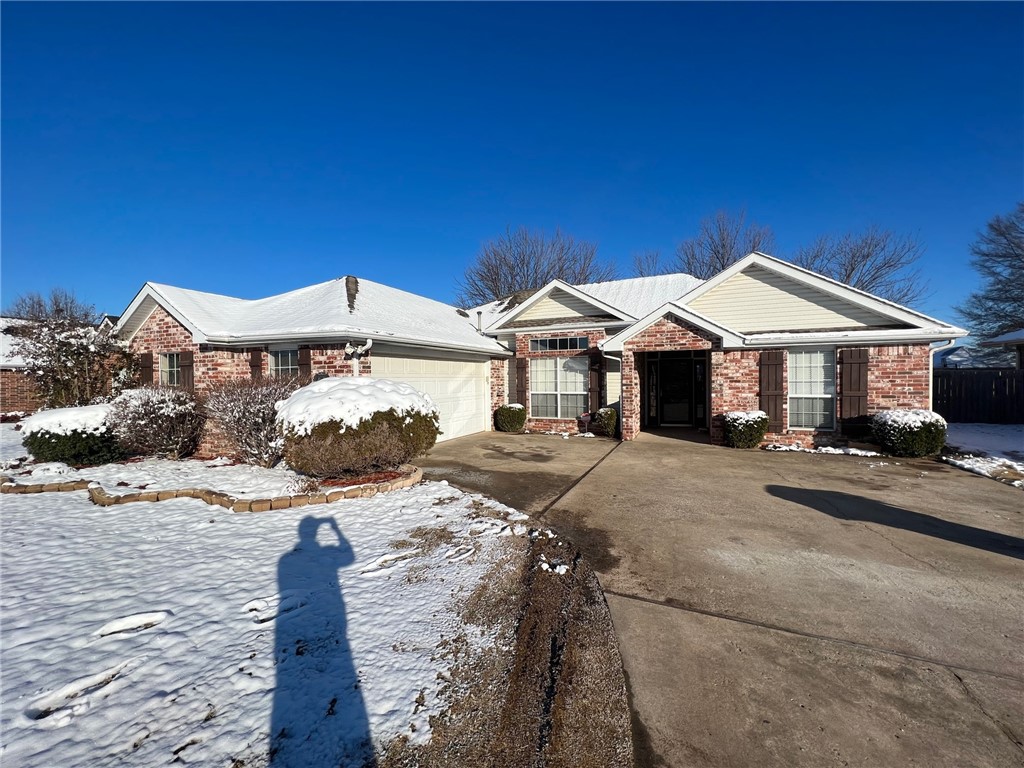 CHARMING, SPACIOUS THREE BEDROOM, SPLIT FLOOR PLAN, SPACIOUS LIVING ROOM. BEAUTIFUL CUSTOM COUNTERS & CABINETS IN GALLEY EAT-IN KITCHEN! LARGE MASTER BEDROOM. WALK-IN CLOSET,& SHOWER. IN THE BACK YARD, WOOD PRIVACY FENCE AND A TWO CAR GARAGE.