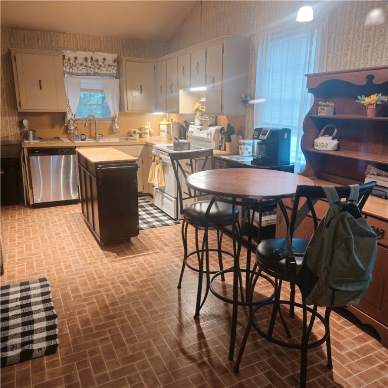 Coal Hill 16925 - Residential