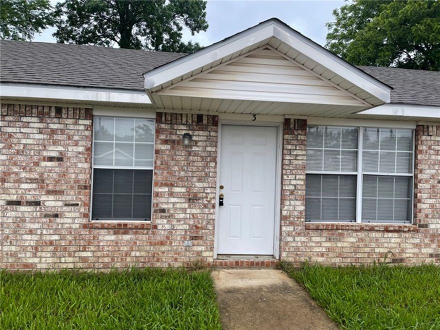 Great location close to downtown Bentonville, the Momentary and bike trails. Cute 1 bed 1 bath includes washer, dryer, refrigerator and lawncare. Water is also paid.