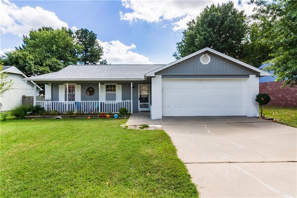 Conveniently located within the Bentonville major shopping district. One level with spacious family room, coat closet, an abundance of natural light and cathedral ceilings. Eat-In Kitchen boasts bay window, pantry and ample counter space.