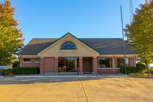 Wonderful commercial building on Hwy 14 in Lead Hill. Formerly a bank, but would be a perfect location for a professional office, medical office, insurance, or tax provider. Many possibilities! Deed Restriction: No financial institutions