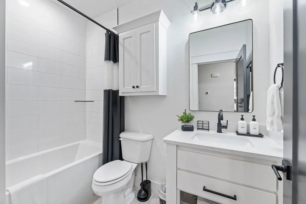 Bentonville, Arkansas 72712, United States, 4 Bedrooms Bedrooms, ,3 BathroomsBathrooms,Residential,Active,165359