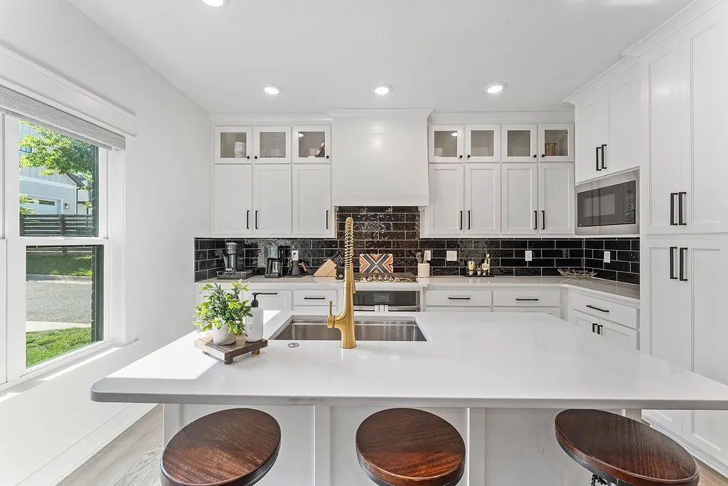 Bentonville, Arkansas 72712, United States, 4 Bedrooms Bedrooms, ,3 BathroomsBathrooms,Residential,Active,165359