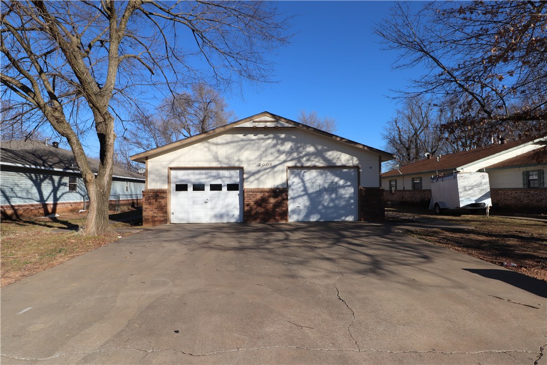 Great investment duplex offering 3 bed 1 bath on each side. Awesome Springdale location off of Johnson Rd allowing easy access to I49 and Fayetteville/Springdale. Newer roof and newer HVAC on one side. Garages have been converted on both units adding a 3rd bedroom and storage room.